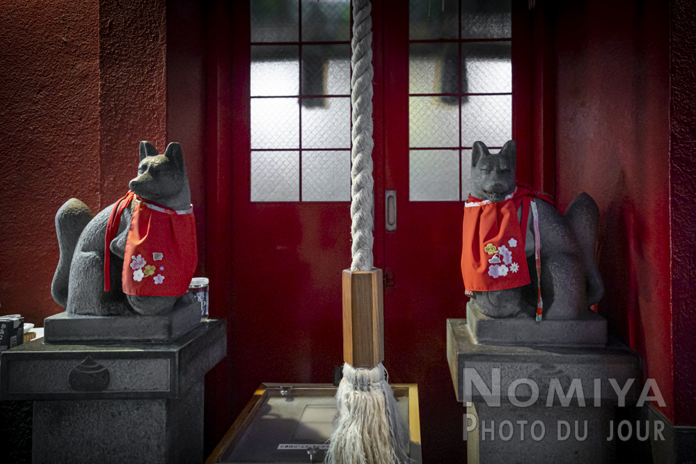 Un sanctuaire shinto caché dans une ruelle a Ginza