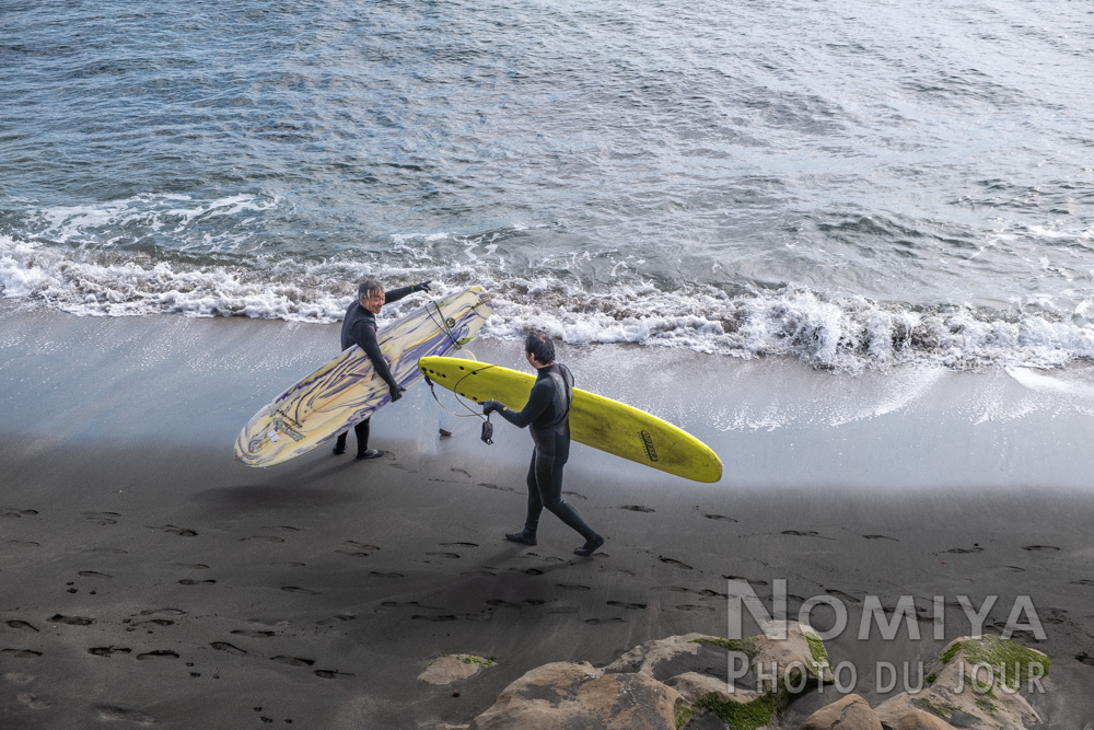 surfeurs dans la baie de Kamakura