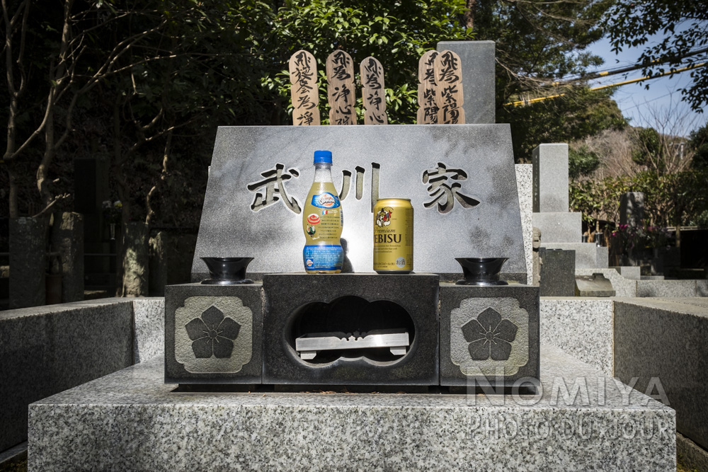 tombes décorées de cannette de bière